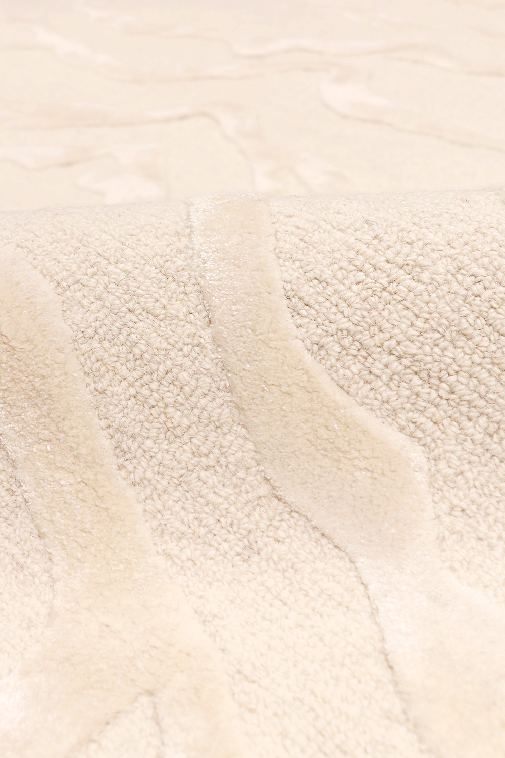 Pasargad Edgy Collection Hand-Tufted Ivory Silk and Wool Area Rug (PVCSK-01 4X6) - 48'' x 72''